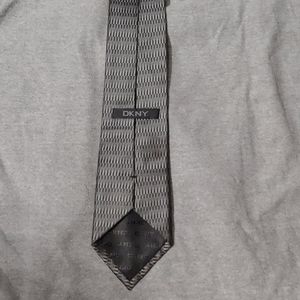 NWOT DKNY 100% SILK GRAY & BLACK TIE 👔😍